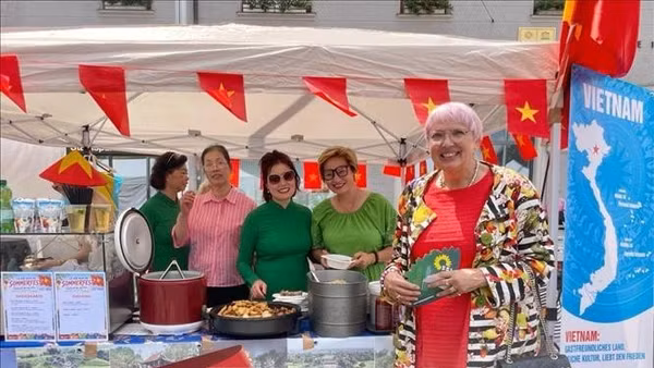 Bà Claudia Roth, Nghị sĩ Quốc hội Liên bang Đức, đến với gian hàng Việt Nam. (Ảnh: TTXVN)