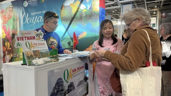 Du khách Pháp tìm hiểu các sản phẩm du lịch Việt Nam tại Hội chợ Du lịch toàn cầu năm 2026 diễn ra ở Thủ đô Paris. (Ảnh: TTXVN)