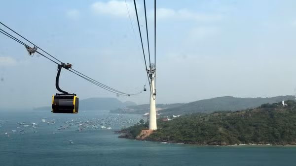 Cáp treo Hòn Thơm đứng đầu danh sách 11 cáp treo ngắm cảnh ngoạn mục nhất châu Á của Travel + Leisure. (Ảnh: TTXVN)