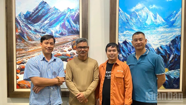 "Màu thời gian" là cuộc hội ngộ của 4 họa sĩ: Nguyễn Minh Chính, Nguyễn Minh Hải, Hà Huy Hiệp và Nguyễn Lương Huyên. (Ảnh: CHIÊU ANH)