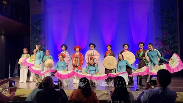 Màn trình diễn áo dài mang tên “Ba miền chung một dáng hoa”, do Câu lạc bộ Di sản Áo dài Việt Nam tại Vương quốc Bỉ phối hợp với Hội phụ nữ UGVB thực hiện.