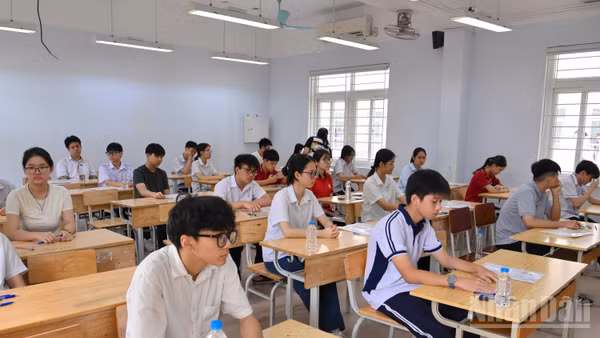Sáng 30/5, các thí sinh làm bài thi môn Ngữ văn của kỳ thi tuyển sinh vào lớp 10 trung học phổ thông công lập năm học 2026-2027 của thành phố Hà Nội.