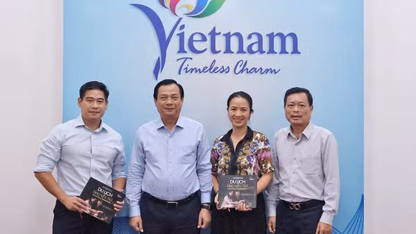 Cục trưởng Du lịch Quốc gia Việt Nam Nguyễn Trùng Khánh cùng Đại sứ Việt Nam tại Tây Ban Nha Đỗ Hoàng Linh và Đại sứ Việt Nam tại Brunei Đỗ Thùy Dương. (Ảnh: TITC)