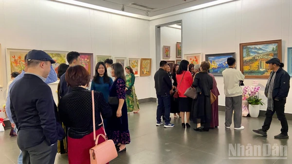 "Miền xanh" thu hút sự quan tâm của đông đảo công chúng yêu hội họa.