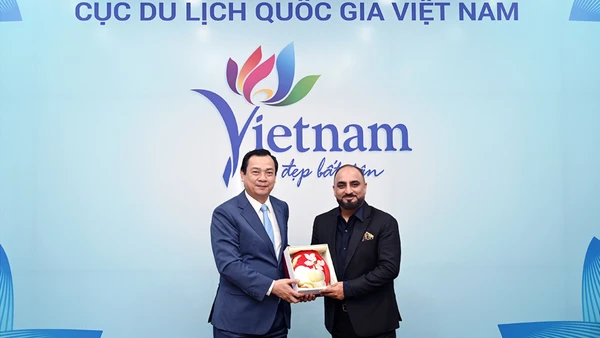 Cục trưởng Cục Du lịch Quốc gia Việt Nam Nguyễn Trùng Khánh tặng quà lưu niệm cho ông Dheeraj Raina, Phó Chủ tịch cấp cao, Giám đốc Truyền thông Marketing tích hợp khu vực Đông Nam Á của Mastercard. (Ảnh: TITC)