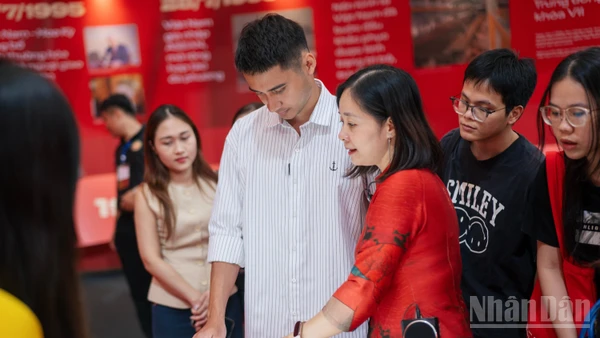 Du khách trải nghiệm sách tương tác tại Triển lãm "95 năm Cờ Đảng soi đường".