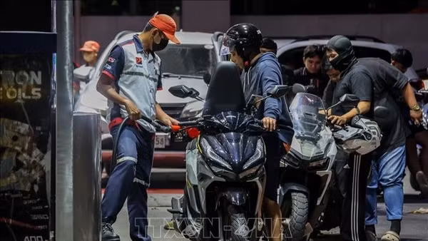 Người dân mua xăng tại trạm xăng ở Quezon, Philippines. (Ảnh: THX/TTXVN)