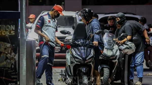 Người dân mua xăng tại trạm xăng ở Quezon, Philippines. (Ảnh: THX/TTXVN)