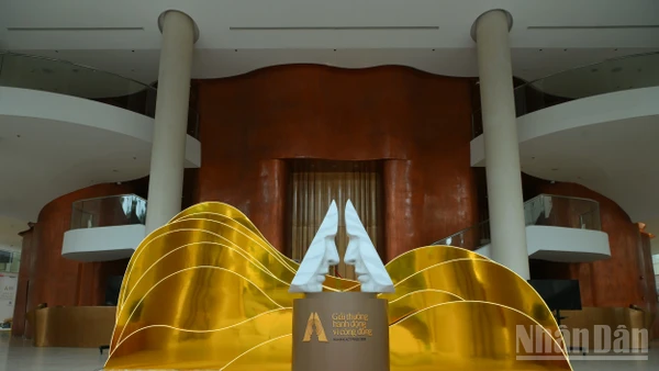 Khung cảnh bên ngoài sân khấu diễn ra gala trao giải Giải thưởng Hành động vì cộng đồng năm 2025 tại Nhà hát Hồ Gươm.