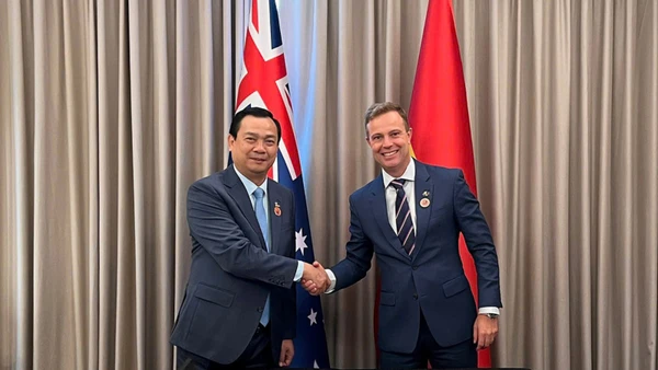 Cục trưởng Du lịch Quốc gia Việt Nam Nguyễn Trùng Khánh và ông Michael Helleman, Trưởng Ban Du lịch và kinh tế khách du lịch, Cơ quan Thương mại và đầu tư Chính phủ Australia. (Ảnh: TITC)