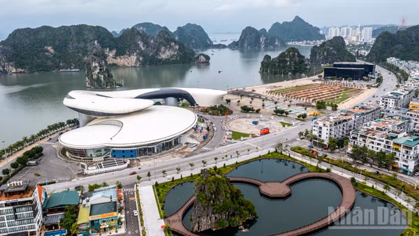 Kiến trúc độc đáo của Cung Quy hoạch, hội chợ và triển lãm tỉnh Quảng Ninh (Cung cá heo) - điểm đến thu hút đông đảo du khách tham quan. (Ảnh: THÀNH ĐẠT)