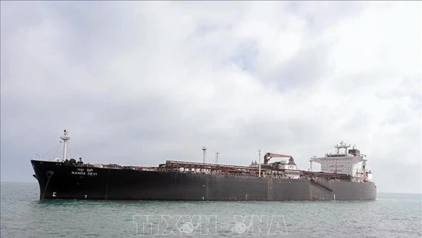 Tàu chở khí hóa lỏng Nanda Devi cập cảng Vadinar, bang Gujarat, Ấn Độ, sau khi di chuyển qua eo biển Hormuz ngày 17/3/2026. (Ảnh: TTXVN)