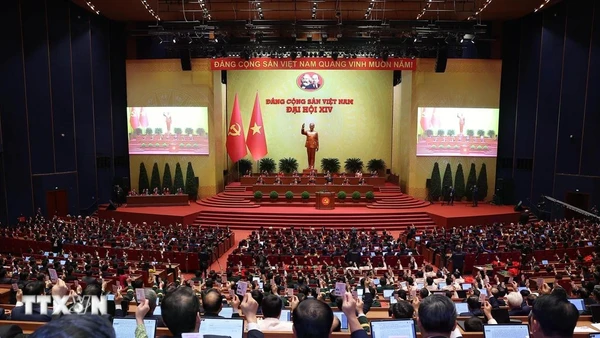 Các đại biểu biểu quyết thông qua Nghị quyết Đại hội XIV của Đảng. (Ảnh: TTXVN)