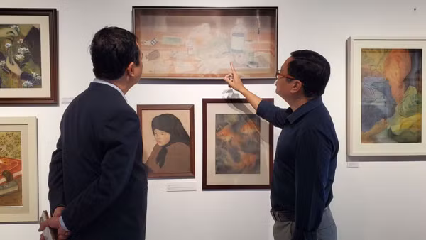 Art lobby được thiết kế, trang trí bằng chính các sản phẩm sáng tạo của sinh viên theo học các ngành về nghệ thuật. (VNU-SIS)