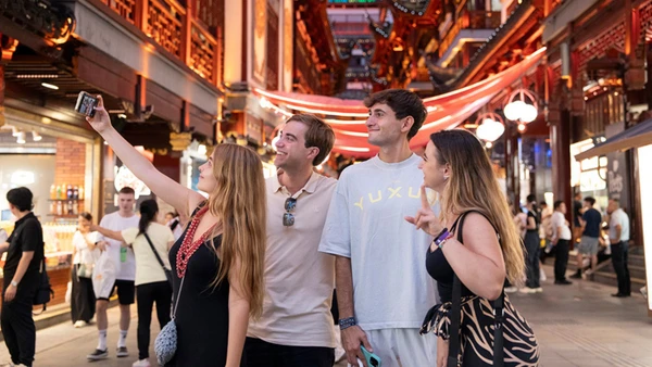 Khách du lịch ghé thăm Thượng Hải, Trung Quốc. (Ảnh: THX/TTXVN)