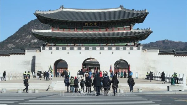 Người dân và du khách tham quan tại thủ đô Seoul, Hàn Quốc. (Ảnh minh họa: THX/TTXVN)