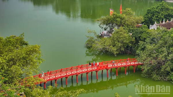 Hà Nội được xem là trung tâm trung chuyển khách du lịch, thường đi đầu trong các hoạt động xúc tiến, liên kết vùng trên cả nước. (Ảnh: THẾ ĐẠI)