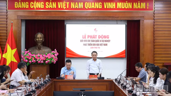 Nhà báo Nguyễn Đức Lợi, Phó Chủ tịch Thường trực Hội Nhà báo Việt Nam phát biểu tại sự kiện. (Ảnh: TRẦN HUẤN)