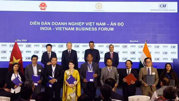 Tổng Bí thư, Chủ tịch nước Tô Lâm và Thủ hiến bang Maharashtra Devendra Fadnavis chứng kiến lễ trao các thỏa thuận hợp tác giữa hai nước. (Ảnh: TTXVN)