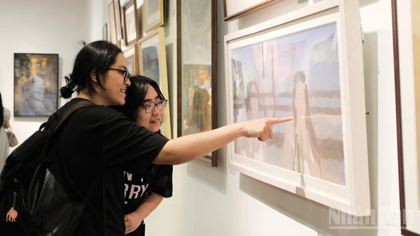 Công chúng thưởng thức tác phẩm "Tính nữ" của Đỗ Trà My. (Ảnh: DUNG NHI)