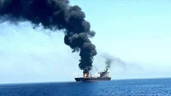 Con tàu bị lực lượng Houthi tấn công trên Biển Đỏ. (Ảnh tư liệu: TTXVN)