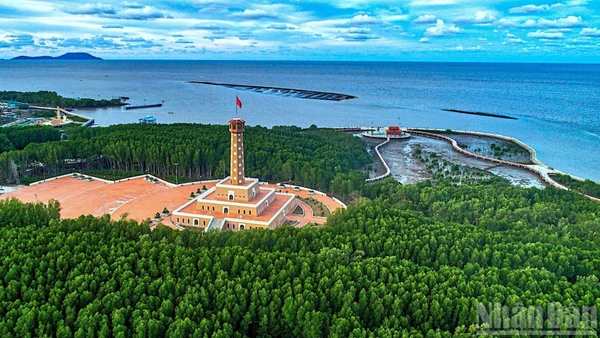 Từ Khu du lịch Đất Mũi nhìn ra cụm đảo Hòn Khoai - nơi có thể nhìn mặt trời mọc trên Biển Đông và lặn ở Biển Tây, Cà Mau. (ẢNH: HỮU TÙNG)