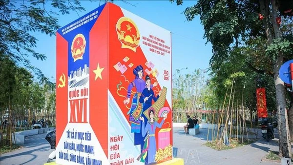 Khẩu hiệu cổ động được bố trí nổi bật, góp phần tạo không khí phấn khởi trước ngày bầu cử. (Ảnh: TTXVN)