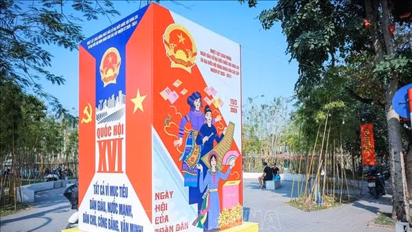 Khẩu hiệu cổ động được bố trí nổi bật, góp phần tạo không khí phấn khởi trước ngày bầu cử. (Ảnh: TTXVN)