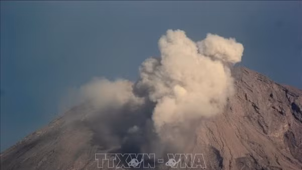 Tro bụi phun lên từ núi lửa Semeru, nhìn từ Lumajang, Đông Java, Indonesia. (Ảnh: THX/TTXVN)
