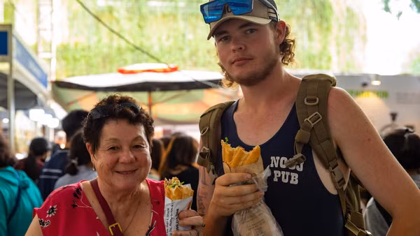 Du khách quốc tế thích thú khi thưởng thức bánh mì Việt Nam. (Ảnh: TTXVN)