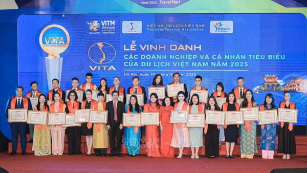 Các doanh nghiệp và cá nhân tiêu biểu, có thành tích xuất sắc trong lĩnh vực du lịch được vinh danh tại VITM 2026. (Ảnh: TTXVN)