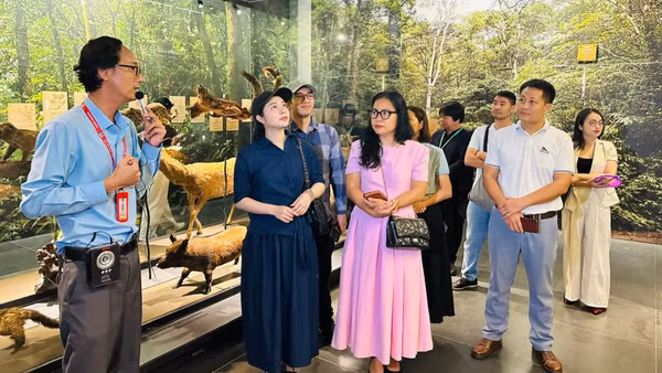 Đoàn famtrip tham quan các điểm đến nổi tiếng của Thủ đô Hà Nội.