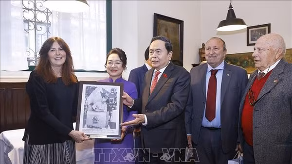 Chủ tịch Quốc hội thăm nơi lưu dấu ấn Chủ tịch Hồ Chí Minh tại thành phố Milan, Italy