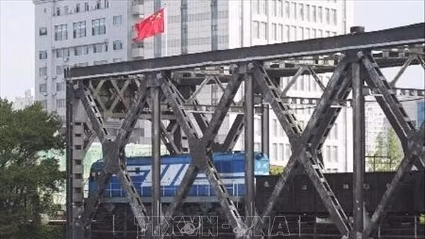 Tàu chở hàng từ Triều Tiên tới thành phố Đan Đông (Trung Quốc). (Ảnh tư liệu: TTXVN)