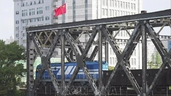 Tàu chở hàng từ Triều Tiên tới thành phố Đan Đông (Trung Quốc). (Ảnh tư liệu: TTXVN)