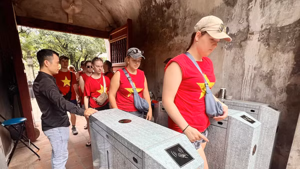 Khách quốc tế sử dụng vé điện tử tại Văn Miếu-Quốc Tử Giám (Ảnh: TITC)