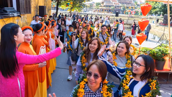 Đoàn khách Philippines được chào đón nồng nhiệt khi ghé thăm phố cổ Hội An. (Ảnh: TTXVN)