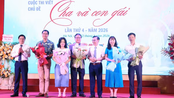 Ban Giám khảo cuộc thi viết "Cha và con gái" lần 4.