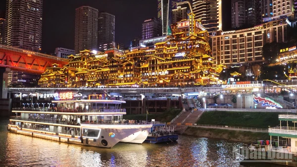 Khách du lịch thưởng ngoạn cảnh đêm Trùng Khánh trên du thuyền. (Ảnh: HỒ QUÂN)