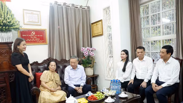 Tổng Bí thư, Chủ tịch nước Tô Lâm cùng Đoàn công tác của Trung ương thăm hỏi thân nhân gia đình Tổng Bí thư Lê Duẩn.