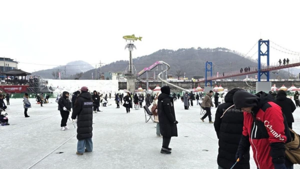 Khách du lịch trải nghiệm nhiều hoạt động thú vị tại Lễ hội câu cá trên băng Hwacheon, Hàn Quốc. (Ảnh: TTXVN)