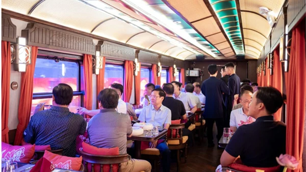 Du khách trải nghiệm tàu hỏa hạng sang SJourney. (Ảnh: TITC)