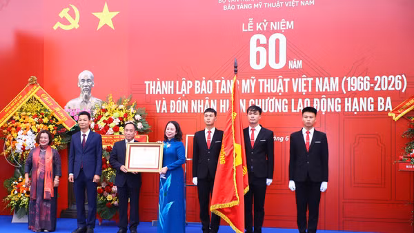 Đồng chí Võ Thị Ánh Xuân, Bí thư Trung ương Đảng, Phó Chủ tịch nước, Phó Chủ tịch thứ nhất Hội đồng Thi đua-Khen thưởng Trung ương trao Huân chương Lao động hạng Ba cho Bảo tàng Mỹ thuật Việt Nam. (Ảnh: VIỆT HÙNG)