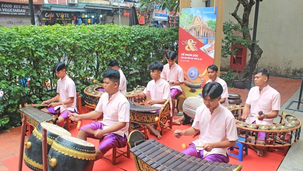 Màn trình diễn nhạc ngũ âm Khmer tại Chương trình giới thiệu, trưng bày Di sản văn hóa phi vật thể gắn với phát triển du lịch vùng đồng bào dân tộc thiểu số và miền núi năm 2025. (Ảnh: TITC)