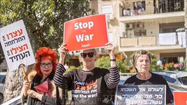 Một cuộc biểu tình được tổ chức ở thành phố Haifa, Israel dưới khẩu hiệu “Vì cuộc sống của tất cả chúng ta”. (Ảnh: TTXVN phát)