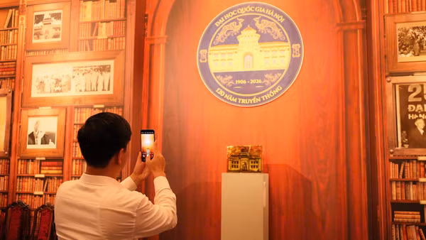 Công chúng khám phá tác phẩm trưng bày tại triển lãm "120 năm Đại học Quốc gia Hà Nội - Truyền thống giáo dục tinh hoa và khai phóng". (Ảnh: SIS-VNU)