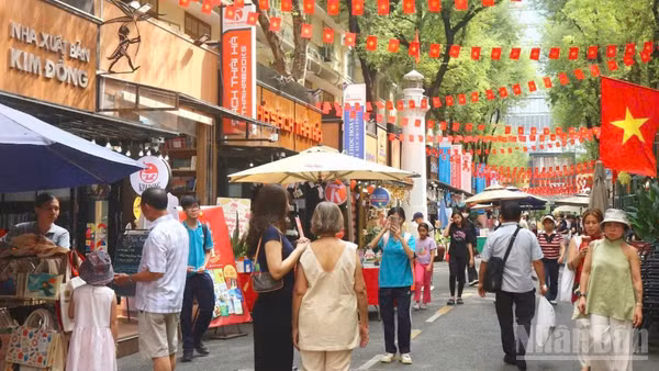 Khách du lịch tham quan Đường sách Thành phố Hồ Chí Minh nhân kỷ niệm Ngày Giải phóng miền nam, thống nhất đất nước (30/4) vừa qua. (Ảnh: THẾ ANH)