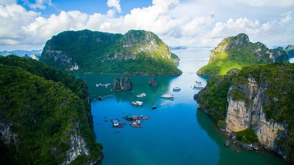 Vẻ đẹp nguyên sơ, thanh bình của vịnh Bái Tử Long. (Ảnh: VŨ KHÔI)