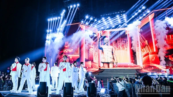 Đây là sự kiện văn hóa-nghệ thuật quy mô lớn, do Báo Nhân Dân phối hợp Ủy ban nhân dân Thành phố Hà Nội tổ chức.