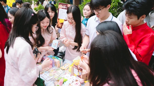 Học sinh thích thú khi tham gia Hội chợ Tết sẻ chia 2026.